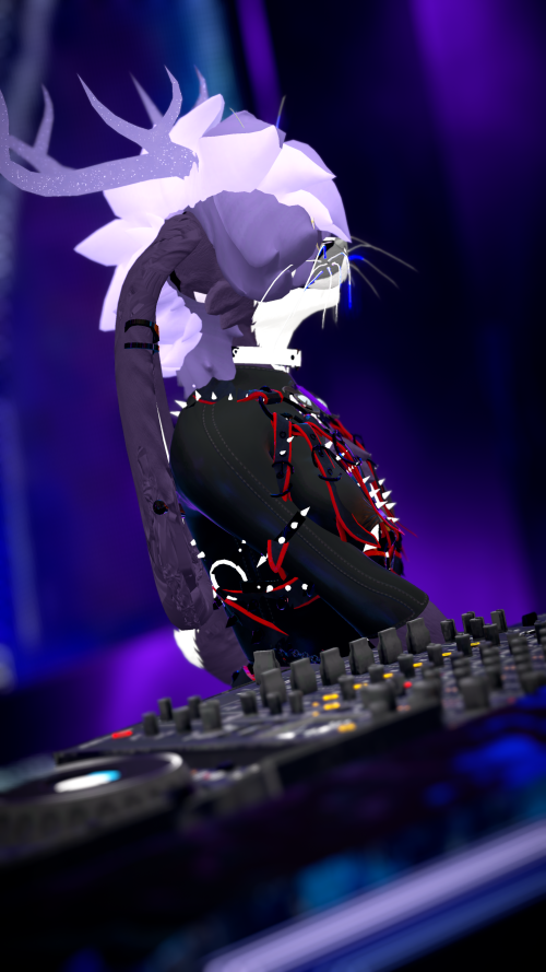 VRChat_2024-10-05_21-30-12.257_2160x3840.png