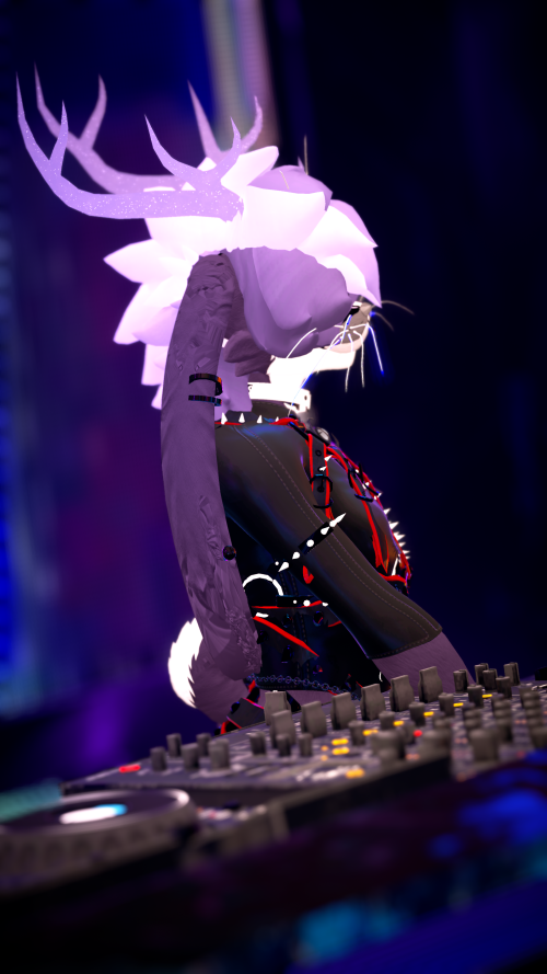 VRChat_2024-10-05_21-30-13.662_2160x3840.png
