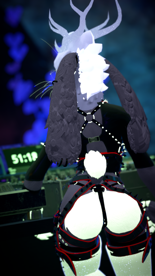 VRChat_2024-10-05_21-32-10.171_2160x3840.png