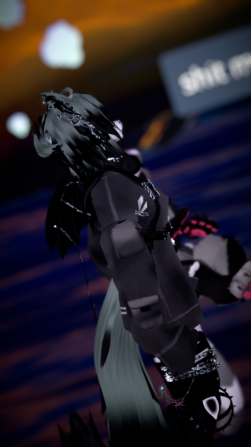 VRChat_2024-10-06_03-07-31.639_2160x3840.png