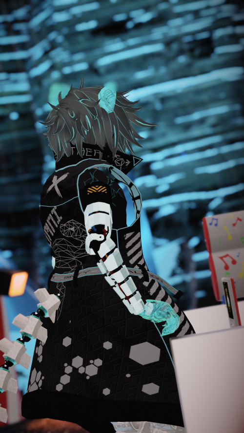 VRChat_2024-11-16_21-30-57.539_2160x3840.png