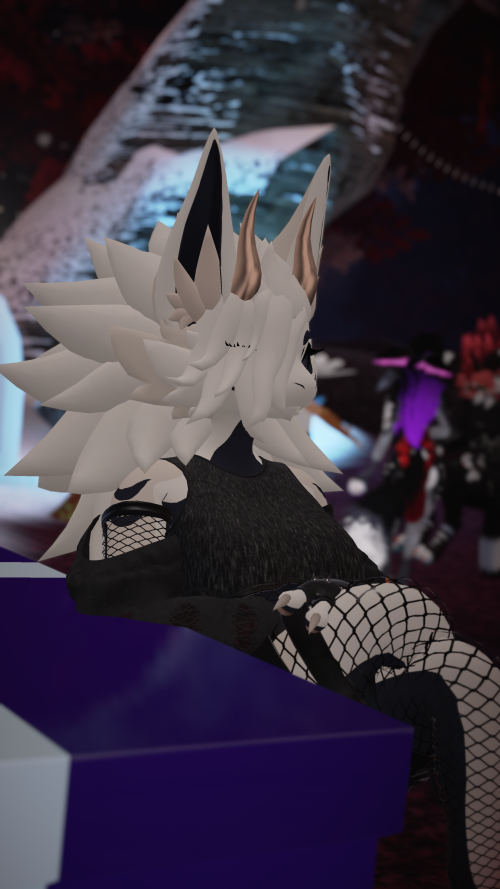 VRChat_2024-11-15_22-29-19.509_2160x3840.png