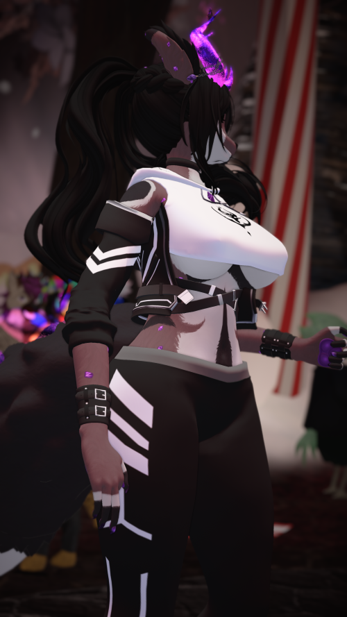 VRChat_2024-11-16_00-53-07.688_2160x3840.png