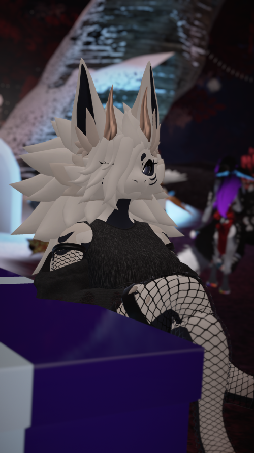 VRChat_2024-11-15_22-29-21.651_2160x3840.png