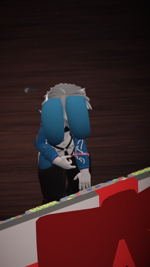 VRChat_2024-11-16_01-35-38.148_2160x3840.png