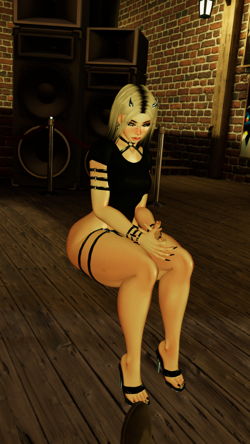 VRChat_2024-12-14_00-44-30.317_2160x3840.png