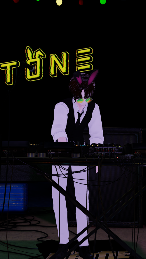 VRChat_2024-12-14_01-03-32.070_2160x3840.png