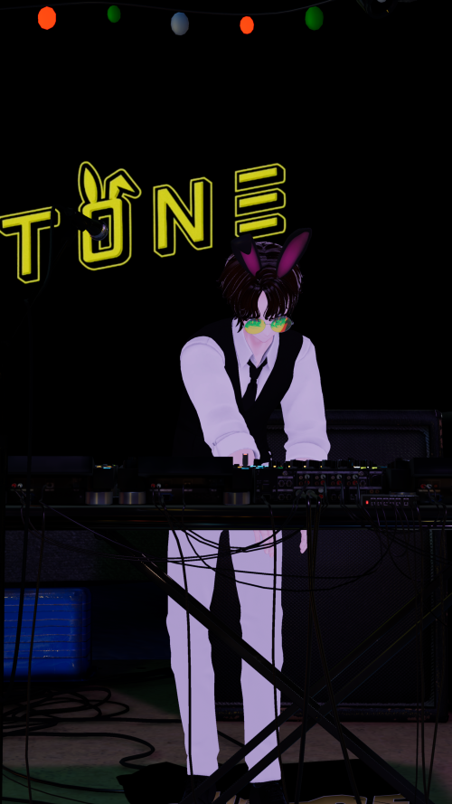 VRChat_2024-12-14_01-03-33.280_2160x3840.png