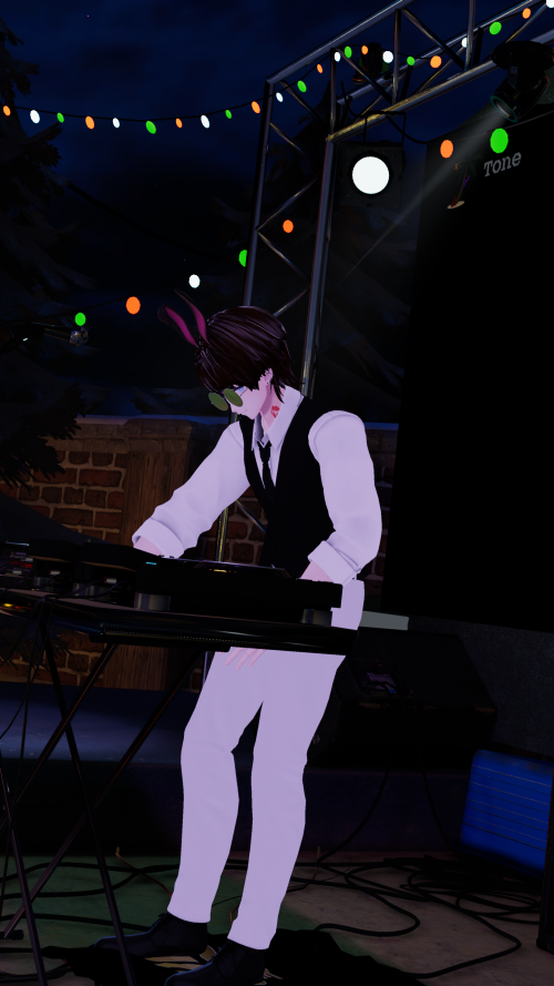 VRChat_2024-12-14_01-03-36.514_2160x3840.png