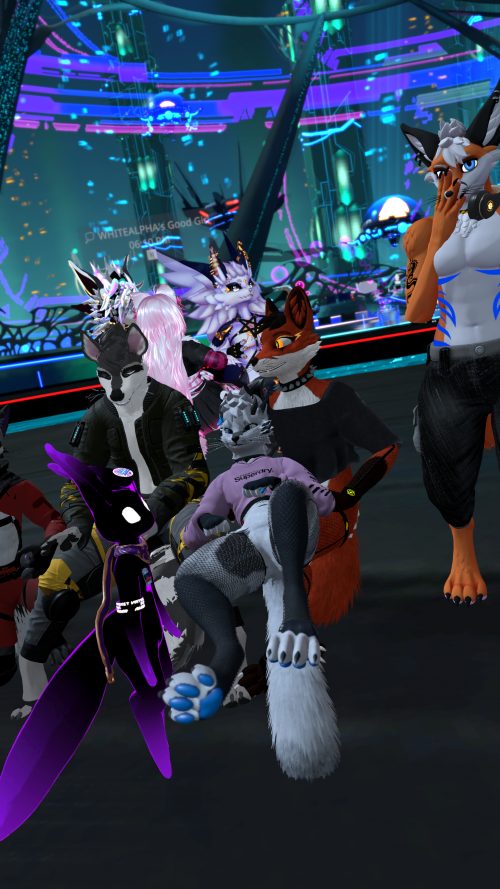 VRChat_2024-12-21_00-10-46.535_2160x3840.png